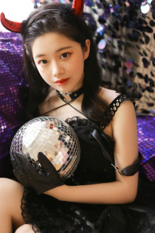 一边亲胸一边摸进内裤里